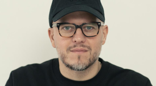 Художник Себастьен Корн осудил использование Библии администрацией Трампа