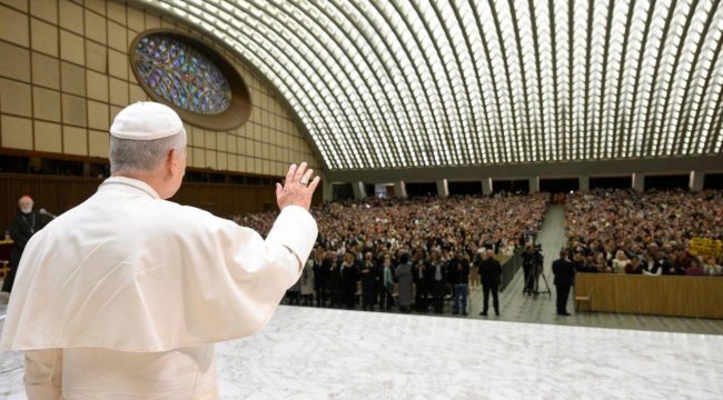 Папа Франциск: дружба с Богом начинается с молитвы и диалога