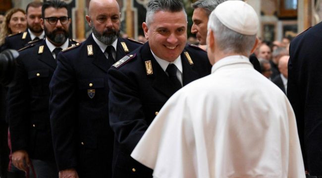 Папа Лев XIV поблагодарил итальянскую полицию за обеспечение порядка в Ватикане в сложные периоды