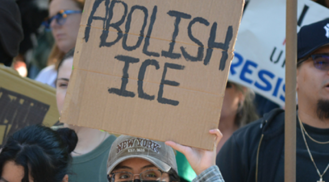 Протест в церкви: активисты в США прервали службу из-за пастора, руководящего иммиграционной службой ICE