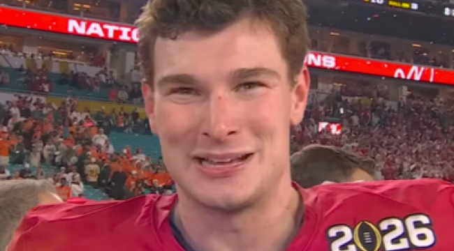 Квотербек Индиана Хузиерс Фернандо Мендоза благодарит Бога за победу