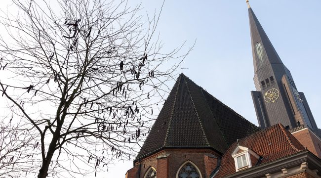 Снос шпиля для сохранения исторической церкви в Гамбурге