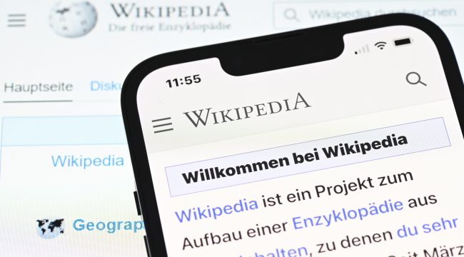 ИИ и кадровый голод: Википедия под давлением в эпоху чат-ботов