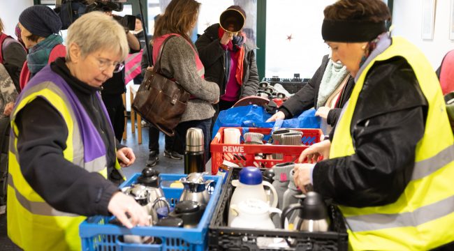 Четвертый день без света в Берлине: помощь приходит от церквей и бассейнов