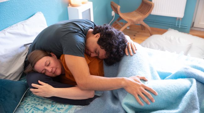 Обнимашки на счастье: почему тактильный контакт жизненно важен для человека