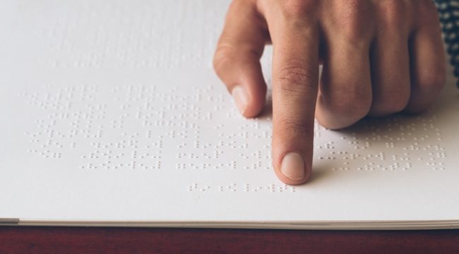 Искусственный интеллект не заменит шрифт Брайля: почему азбука для незрячих остаётся незаменимой