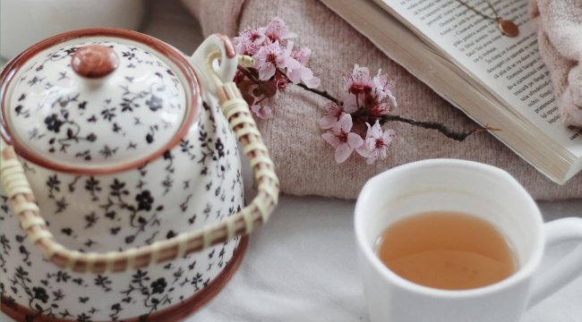 Четыре совета, как провести серый январь с пользой: подборка новых книг для уютного чтения