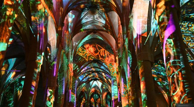Церковь Святого Духа в Гейдельберге погружается в бесконечность: световое шоу «Infinity»