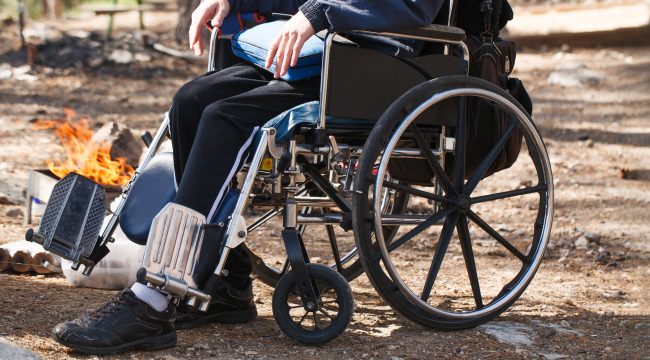 В инклюзивном скаутском отряде: как человек на коляске находит своё место в палаточном лагере