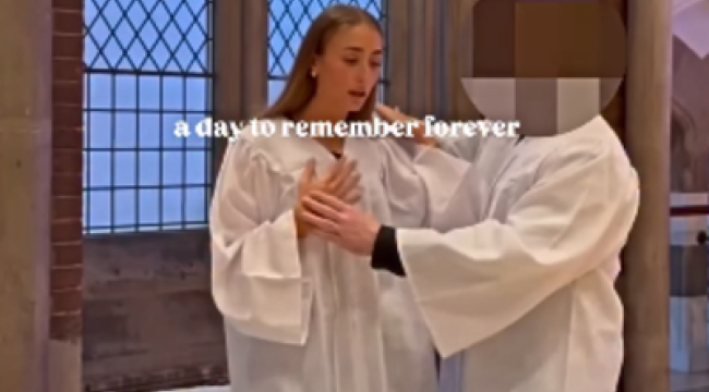 Британская порнозвезда Лили Филлипс приняла крещение, вызвав волну критики в сети