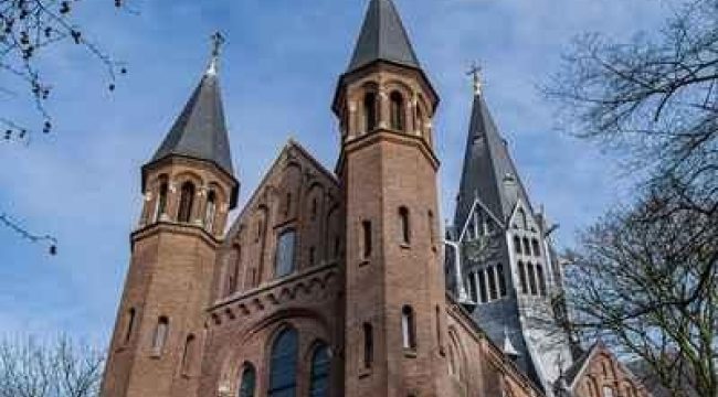 В новогоднюю ночь в Амстердаме сгорела историческая церковь Вондела