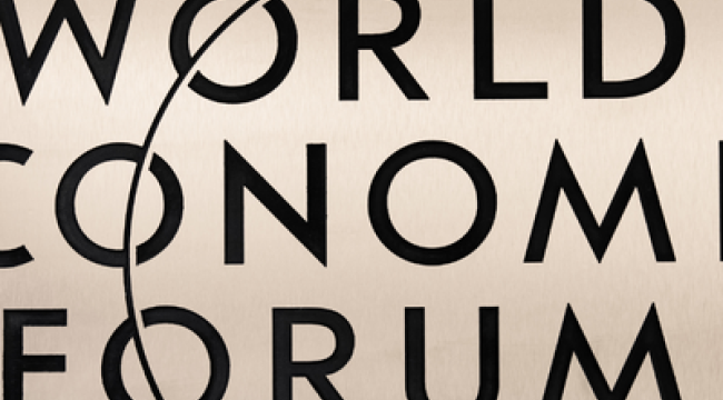 В Давосе пастор-евангелист делится любовью к Иисусу, неся гигантский крест на Форуме экономического мира