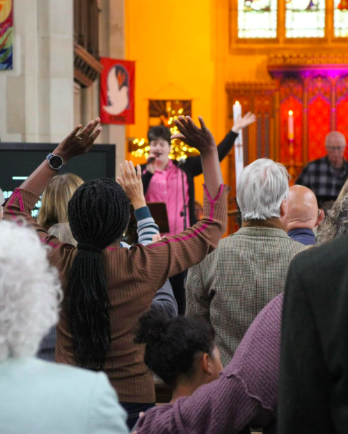 Молодёжные кафе и рост посещаемости: как церкви Саффолка привлекают новое поколение