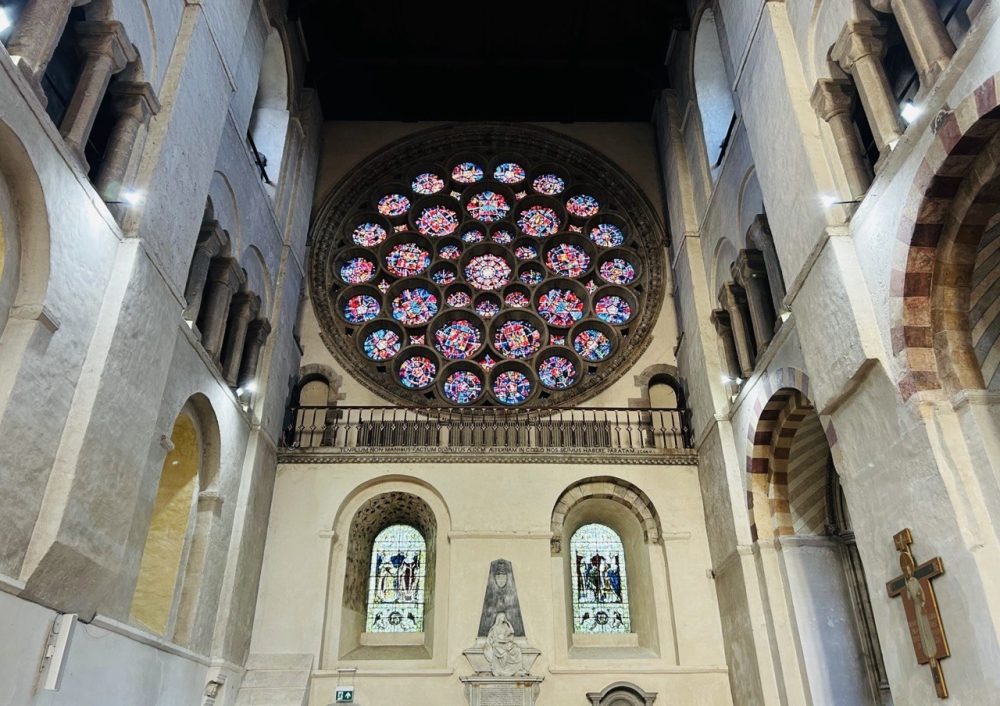 Может ли витраж оставаться важным элементом современной миссии?