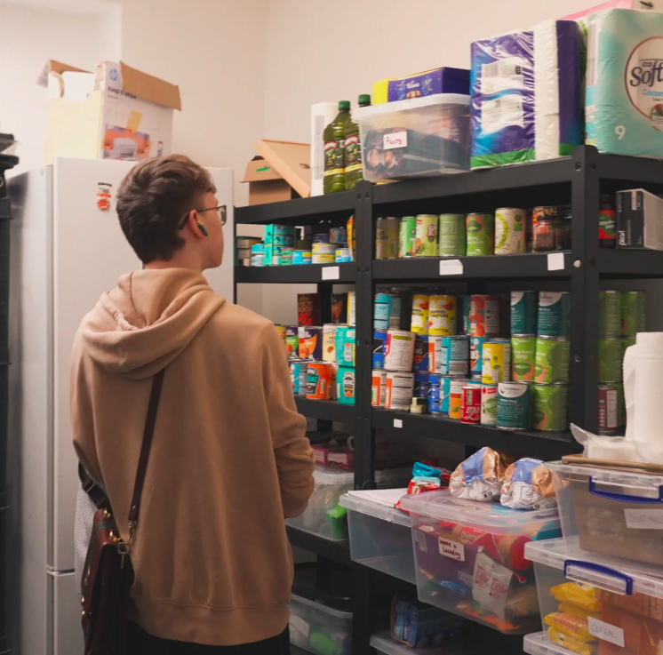 Местная церковь без лишнего шума поддерживает уязвимых