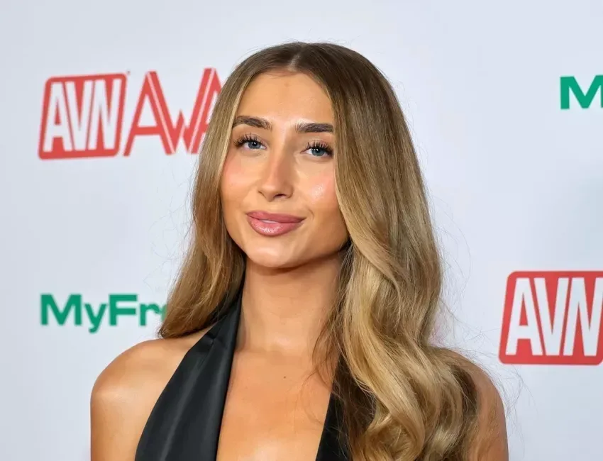 Порнозвезда Лили Филлипс ответила критикам, сомневающимся в её вере, и не собирается бросать работу