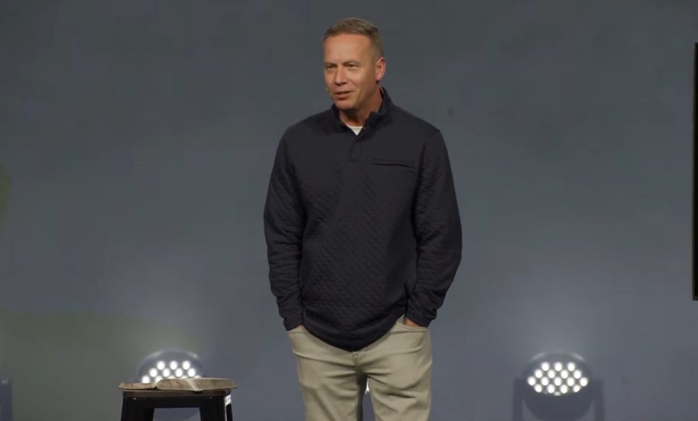 Пастор-гиганта Джон Уис запускает необычное служение: вяленое мясо оленя для голодных детей