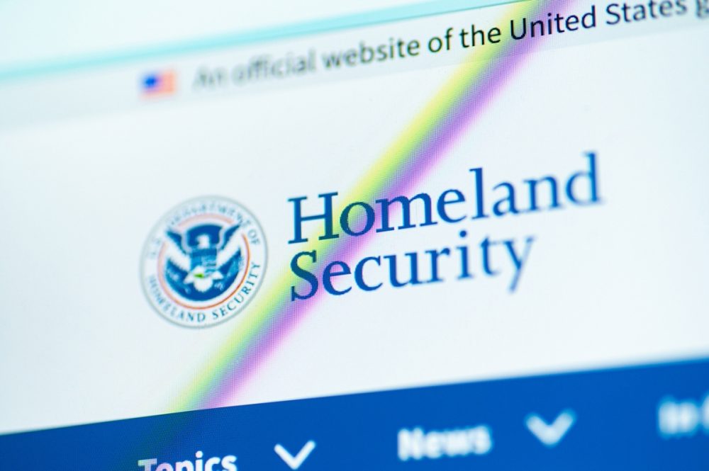 МВБ США смягчает правила для священнослужителей на фоне задержек с визами