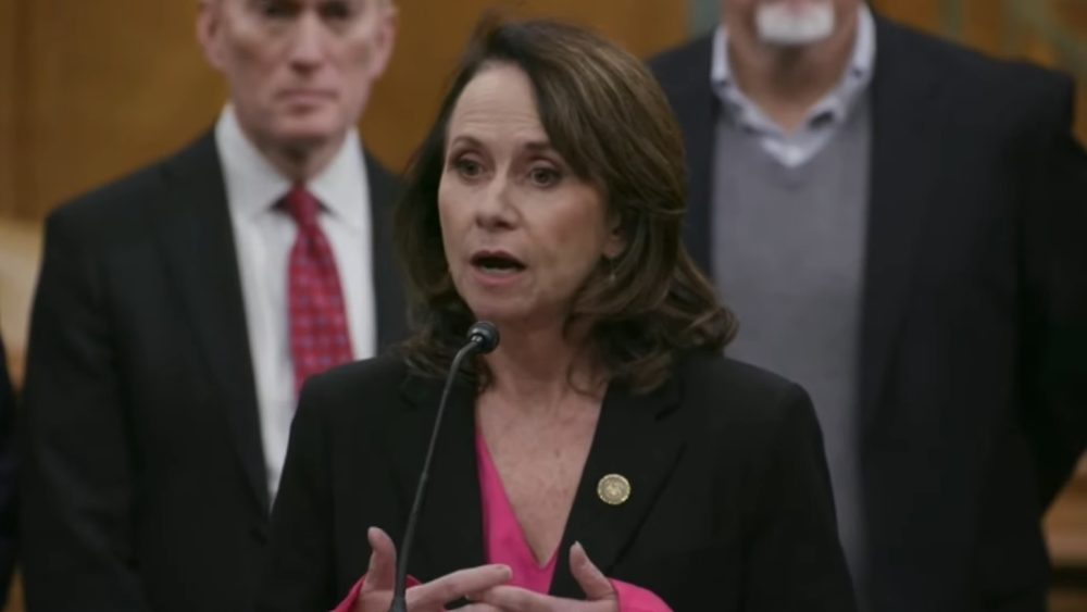 Республиканцы требуют от Трампа пресечь межштатные поставки препаратов для абортов