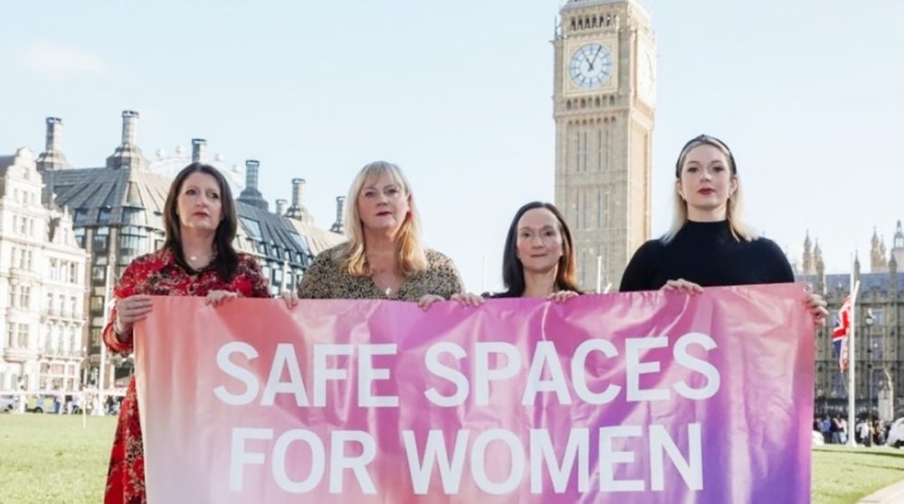 «Унизительно и опасно»: Медсёстры, вынужденные раздеваться перед трансгендерным мужчиной, одержали победу в суде