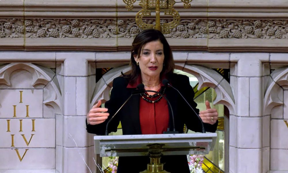 Губернатор Нью-Йорка заявила, что из-за ICE люди боятся ходить в церковь