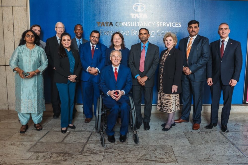 Губернатор Техаса Грег Эбботт приостанавливает прием заявок на визы H-1B во всех государственных учреждениях