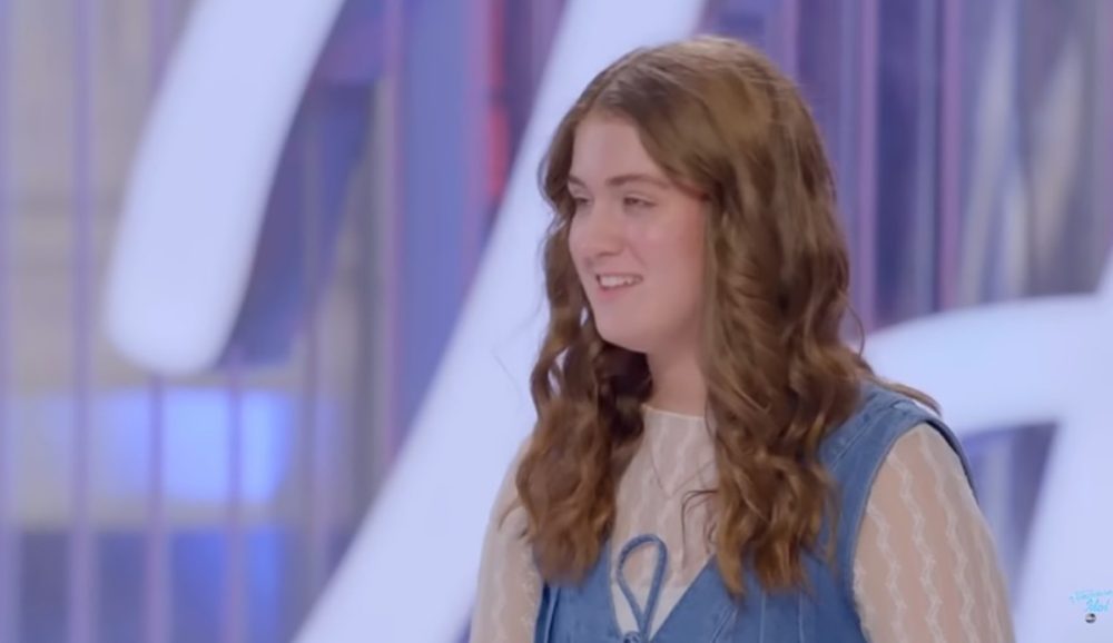 Подросток из Chick-fil-A трогает другую участницу «American Idol» своей оригинальной песней