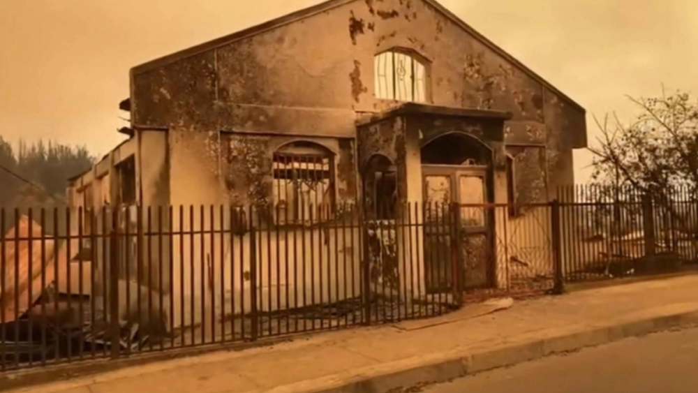 Пламя в Чили уничтожило церкви и исторические здания: десятки погибших