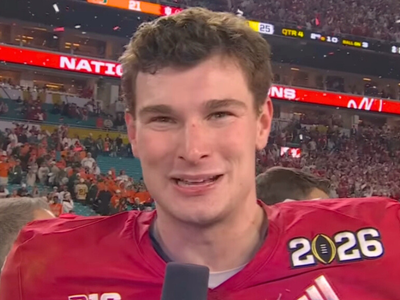 Квотербек Индиана Хузиерс Фернандо Мендоза благодарит Бога за победу