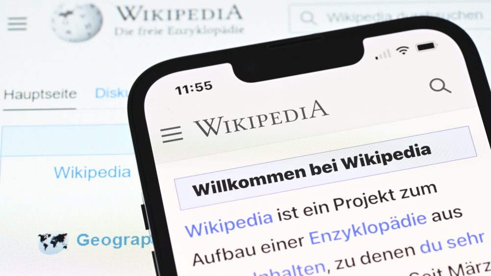 ИИ и кадровый голод: Википедия под давлением в эпоху чат-ботов