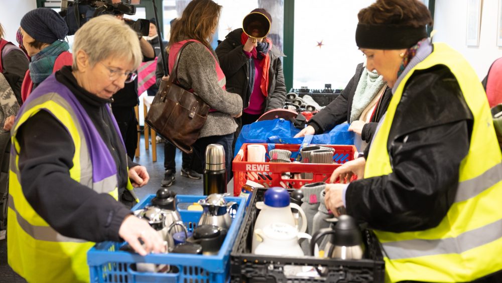 Четвертый день без света в Берлине: помощь приходит от церквей, бассейнов и армии