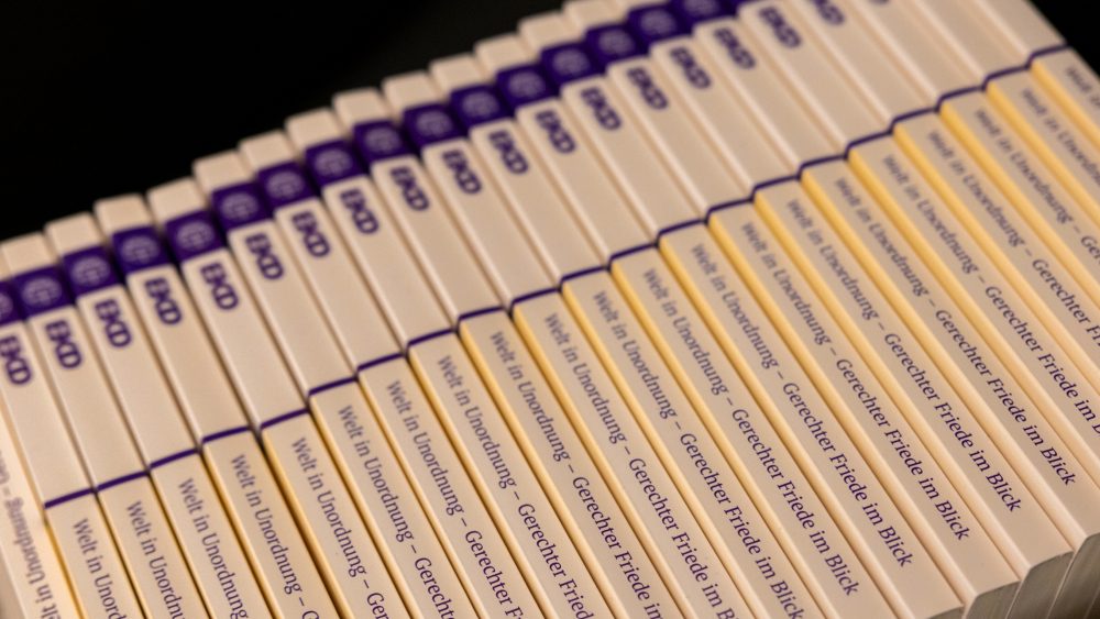 «Слишком подстроилась под политику»: немецкий эксперт раскритиковал новую мирную доктрину Евангелической церкви