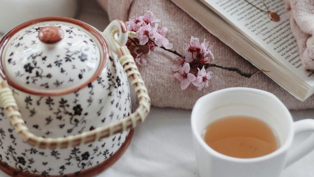 Четыре совета, как провести серый январь с пользой: подборка новых книг для уютного чтения