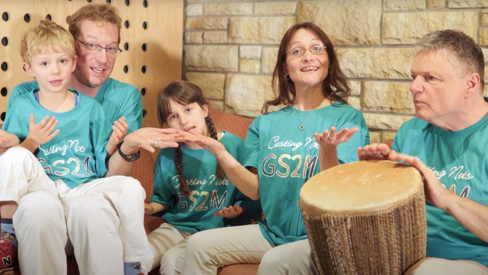 Дети исполняют музыкальную версию библейского девиза 2026 года «Се, творю всё новое»