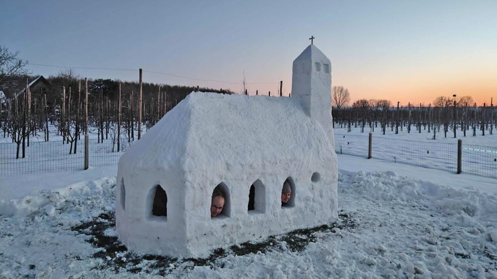Уникальная снежная церковь появилась в Нидерландах