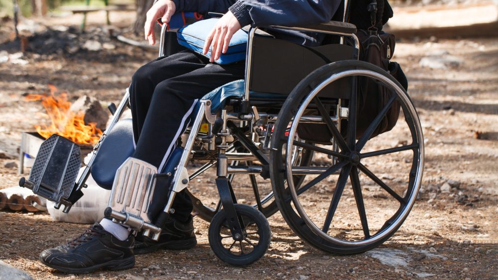 В инклюзивном скаутском отряде: как человек на коляске находит своё место в палаточном лагере