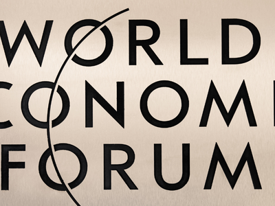 В Давосе пастор-евангелист делится любовью к Иисусу, неся гигантский крест на Форуме экономического мира