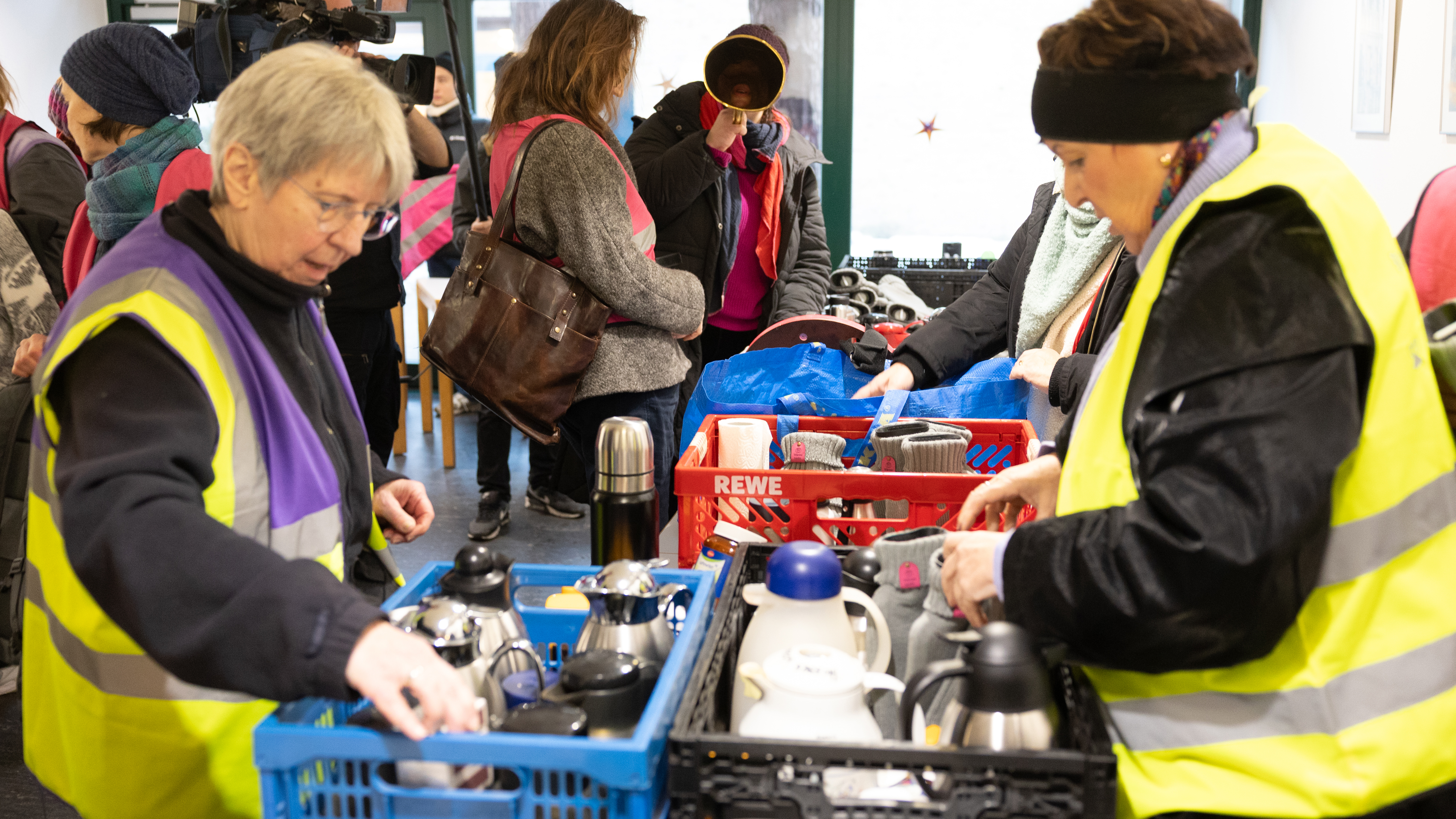 Четвертый день без света в Берлине: помощь приходит от церквей, бассейнов и армии