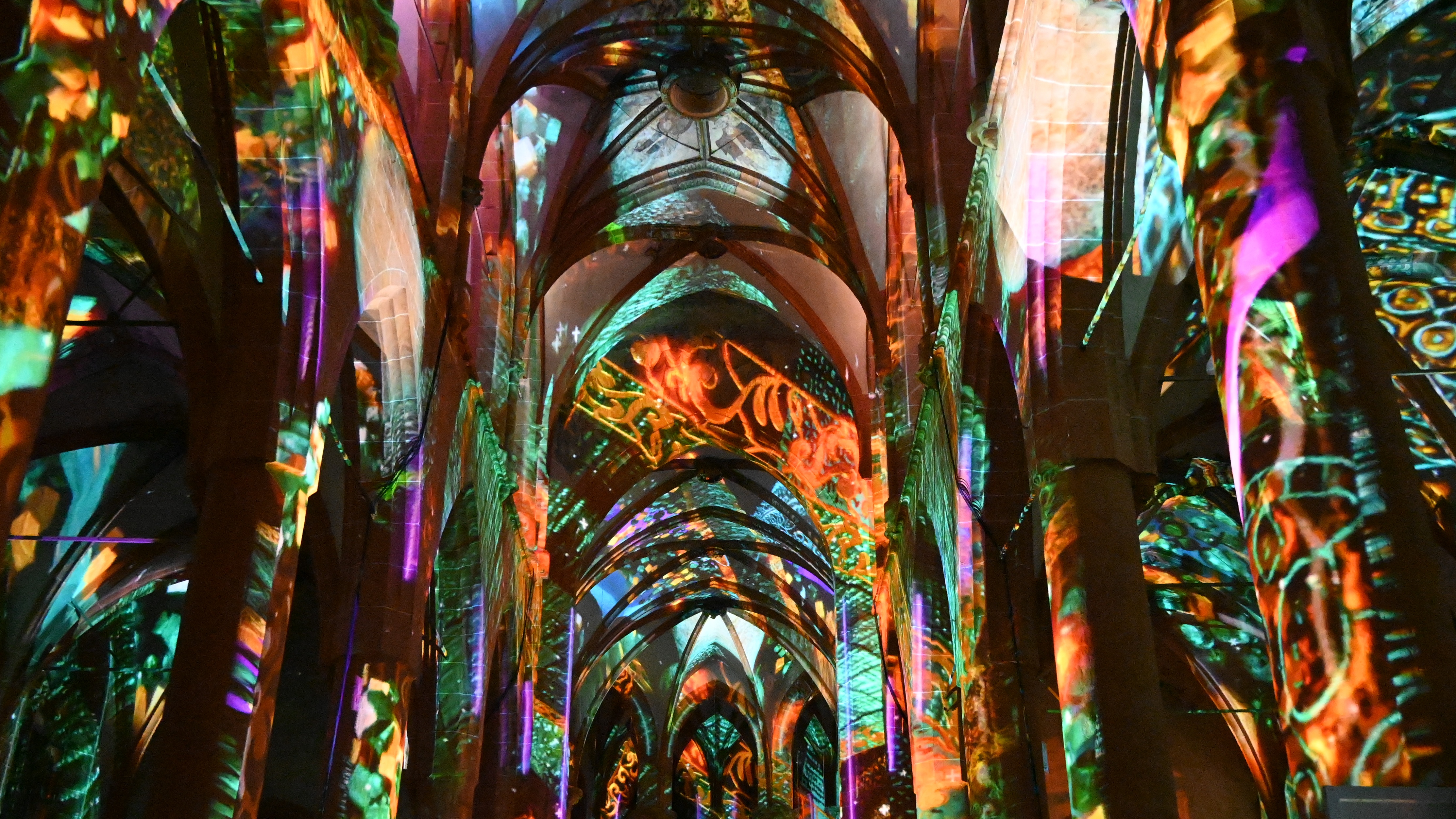 Церковь Святого Духа в Гейдельберге погружается в бесконечность: световое шоу «Infinity»