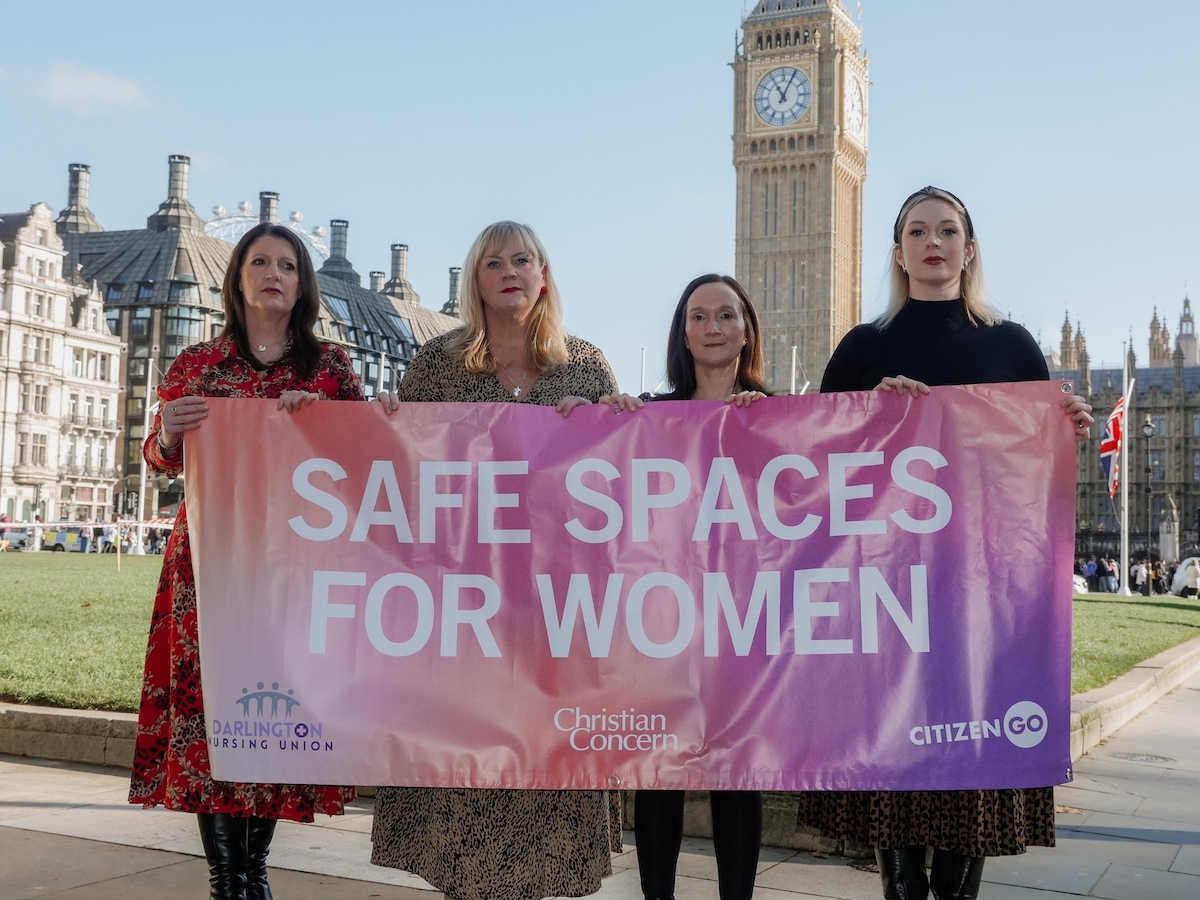 Медсестры из Дарлингтона и Пäйви Рясänen предупреждают США о снижении свободы в Британии и Европе