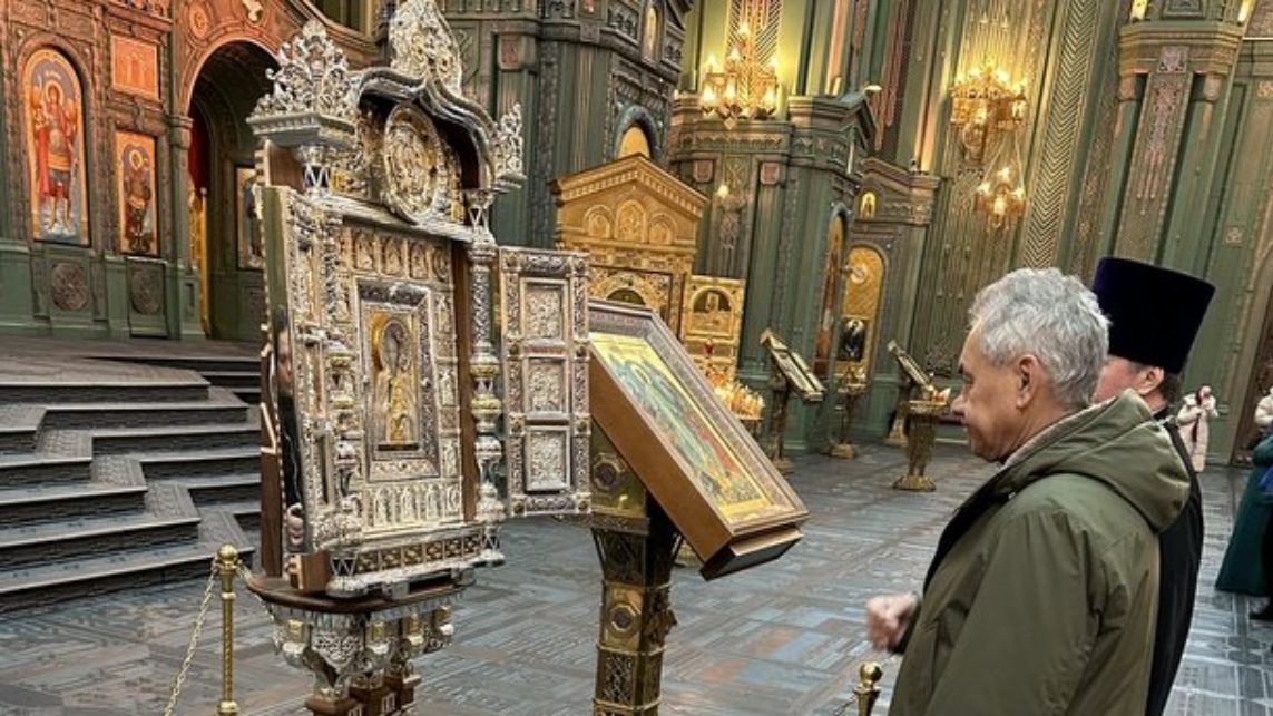 Шойгу представляет уникальный киот для Главного Храма ВС России: символ воинской доблести и духовного наследия