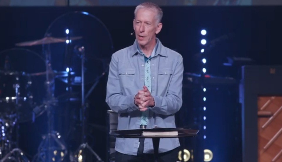 Род Лой, пастор Ассамблей Бога, отвергает обвинения в сексуальных домогательствах от жены бывшего молодежного пастора