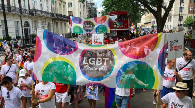 Баронесса Фокс поддержала правовые действия христиан против участия госслужащих в Прайде