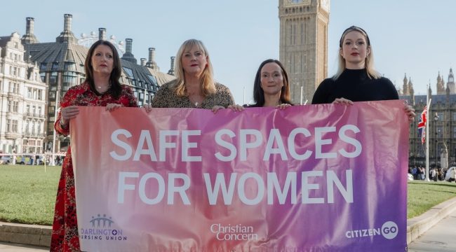 Медсестры из Дарлингтона и Пäйви Рясänen предупреждают США о снижении свободы в Британии и Европе