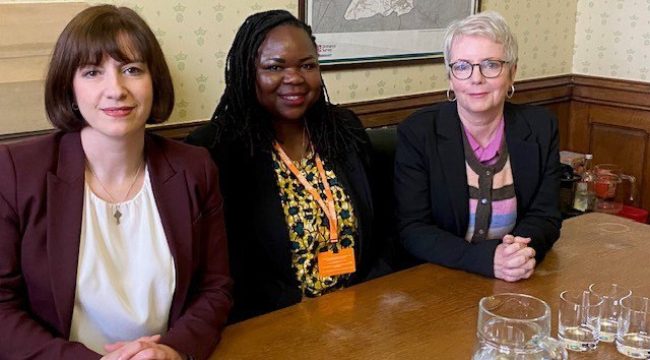 Христианская медсестра в шоке: рекомендации по однополым пространствам не будут касаться NHS