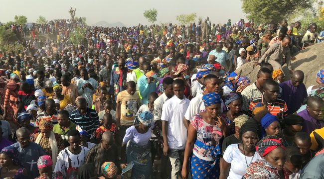 Тысячи христиан возвращаются в церкви на северо-востоке Нигерии, несмотря на годы террора