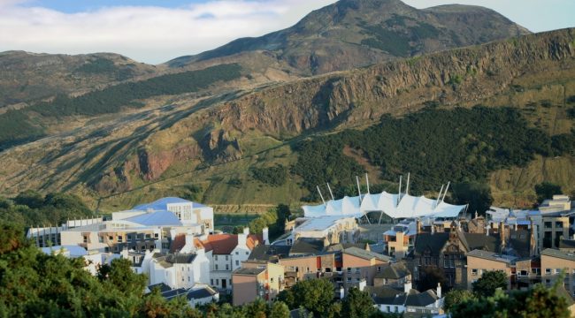 В Шотландии приняты законы, позволяющие детям игнорировать желания родителей