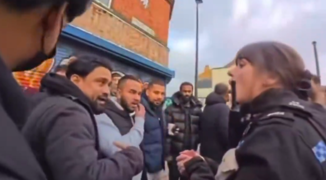 Полицейский, защитивший право проповеди в мусульманском районе, получил признание