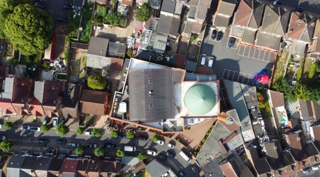 На фоне призывов вернуть христианство в Британии: вопросы к Церкви