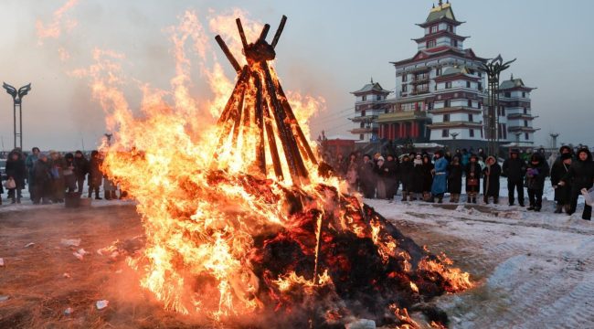 Российские буддисты отмечают Год красной огненной лошади с молебнами и традиционными праздниками